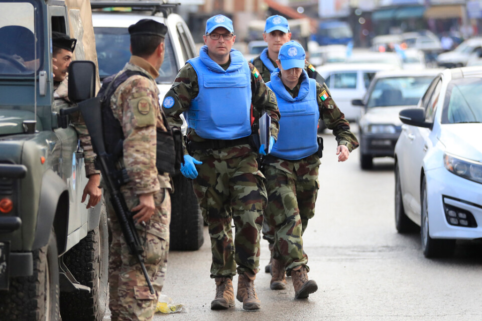 Irländska FN-soldater anländer för att undersöka platsen där en konvoj besköts.