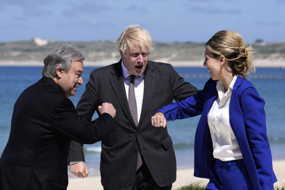 Storbritanniens premiärminister Boris Johnson och hans fru Carrie Johnson välkomnar FN:s generalsekreterare Antonio Guterres till mötet i brittiska Cornwall.