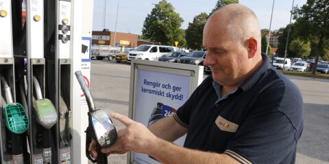 Det blev lite att städa, konstaterar OKQ8-anställde Jörgen Andersson, efter att en person på söndagsmorgonen vandaliserat bränslepumparna och också kastat iväg flera reklamskyltar på macken.
