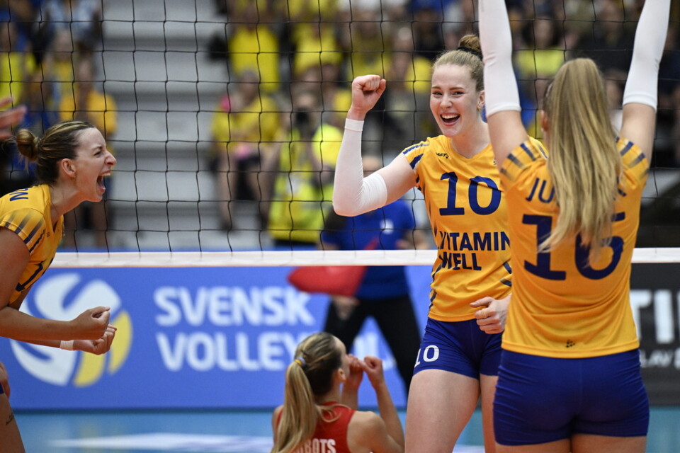 Isabelle Haak (10) och Vilma Julevik (16) jublar efter poäng inför rekordpublik då Sverige tog emot Belgien i Golden League. Arkivbild.