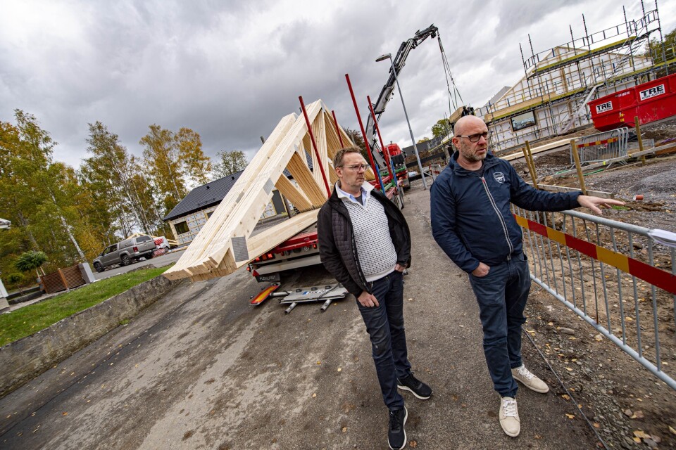 Jonas Zetterman och Fredrik Segreland från Bolius fastigheter visar de nya bostadsrätterna i Knislinge.