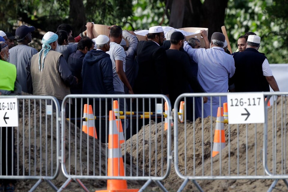 Sörjande bär en kista med ett av offren efter terrorattentatet mot två moskéer i Nya Zeeland den 15 mars.