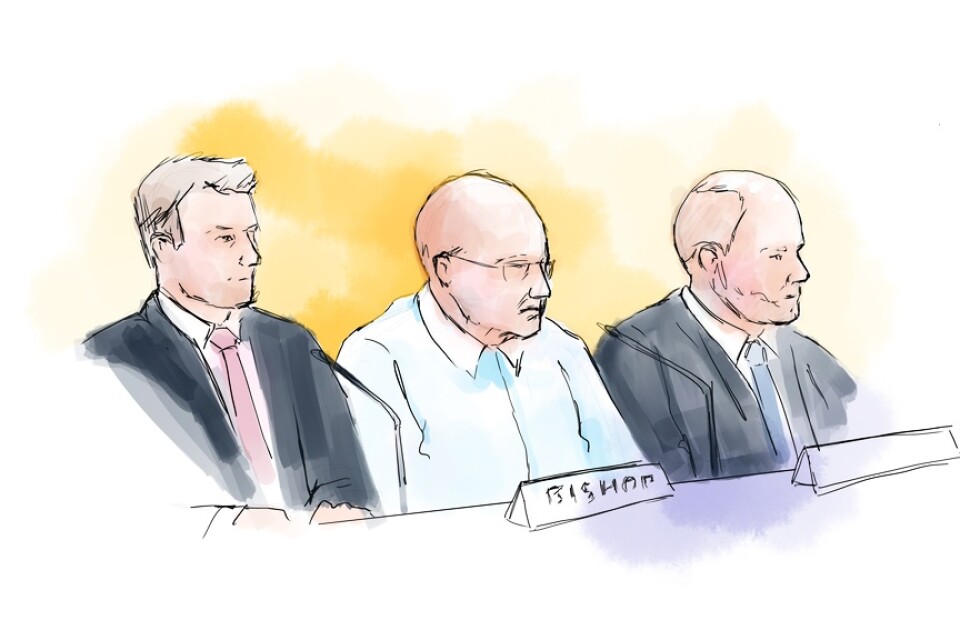 Falcon Funds Mark Bishop (mitten) med advokaterna Björn Rothpfeffer (tv) och Henrik Olsson Lilja när rättegången om Falcon Funds-härvan hölls i Stockholms tingsrätt.