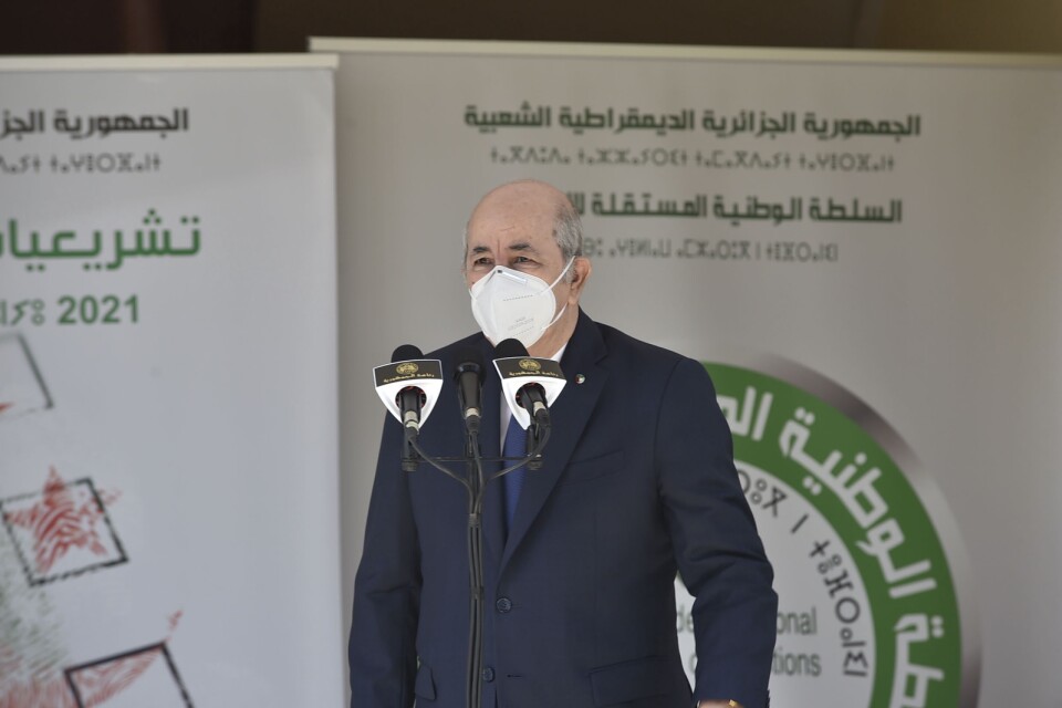 Algeriets president Abdelmajid Tebboune sitter fast i landets delvis militära system, enligt Frankrikes president. Den algeriske ambassadören i Paris kallas hem. Arkivbild.