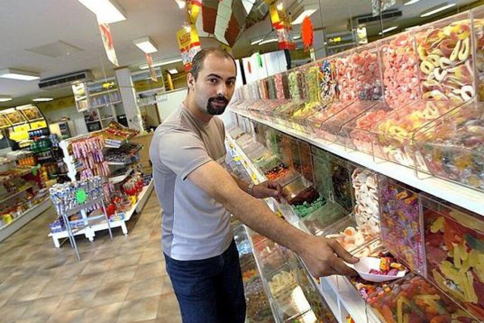 Rico har jobbat med godisförsäljning i femton år. Sedan en vecka tillbaka har han butiken "Allt gott" i Broby. Bild: BOSSE NILSSON