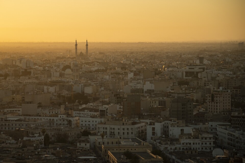 Solen går upp över Tripoli – där de boende vittnar om allt hårdare beskjutning. Arkivbild.