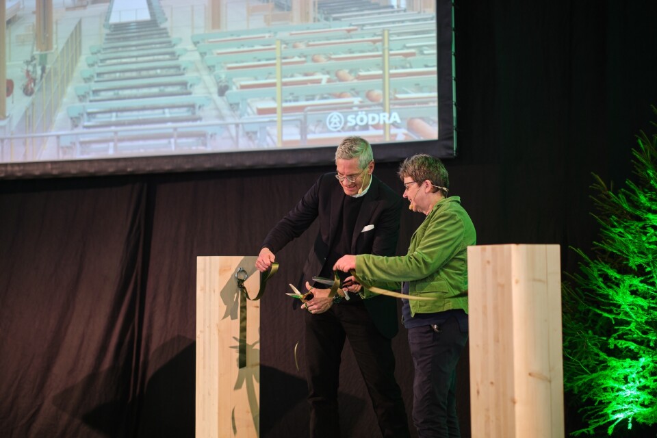 Södras nya fabrik för korslimmat trä invigdes den 15 mars av Södras styrelseordförande Magnus Hall och Brittis Benzler, landshövding i Hallands län.
