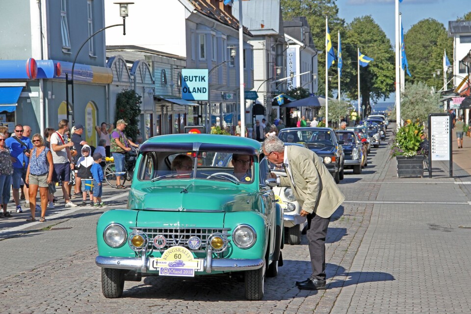 En grön Volvo PV från1954, konferencier Bengt Grafström undrar om det är en originalfärg och får svaret att det är det.