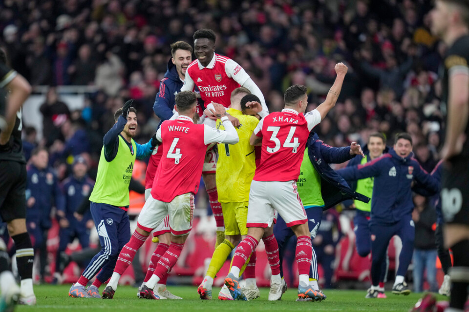 Arsenal firar den dramatiska 3–2-segern mot Bournemouth.