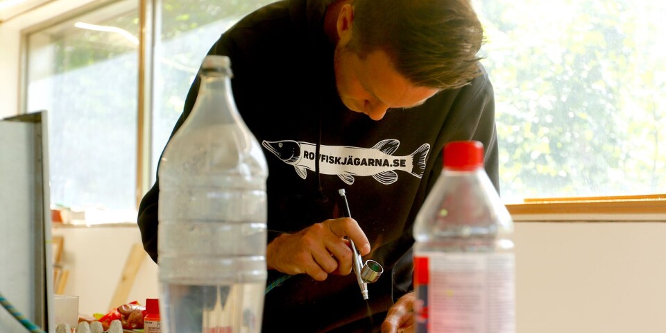 Patrik Svannevid jobbar många timmar i veckan med att producera gummibeten till fiske.
