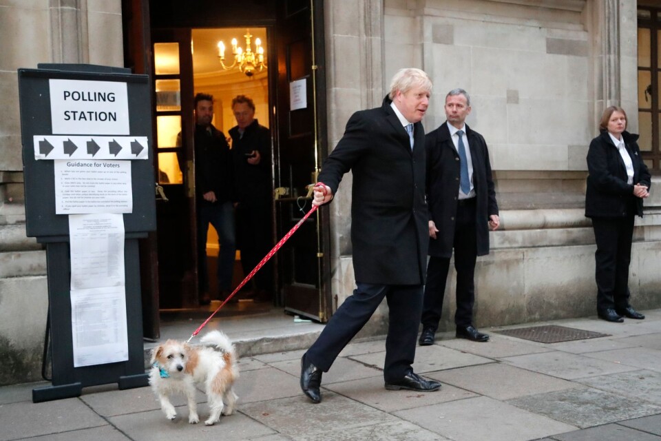 Boris Johnson lämnar vallokalen med hunden Dilyn.