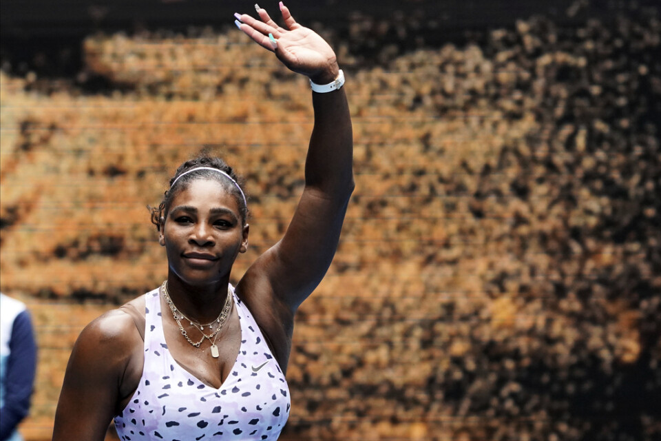 Serena Williams jublar efter sin seger mot Anastasia Potapova.