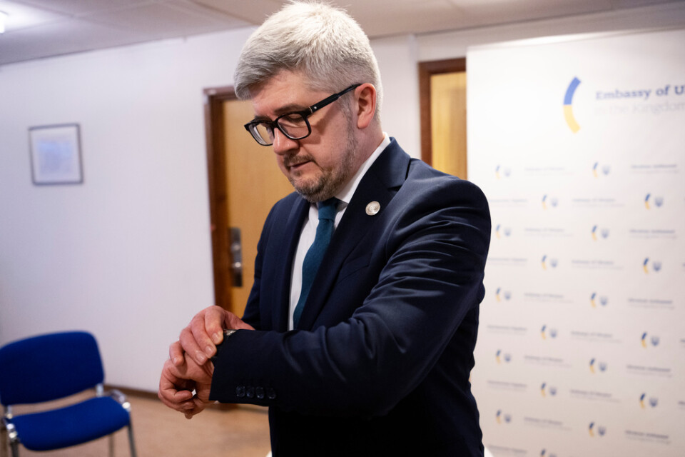 Ukrainas Sverigeambassadör Andrij Plachotnjuk har bråda dagar och säger på en pressträff på onsdagen att han just nu sover fyra till sex timmar per natt.
