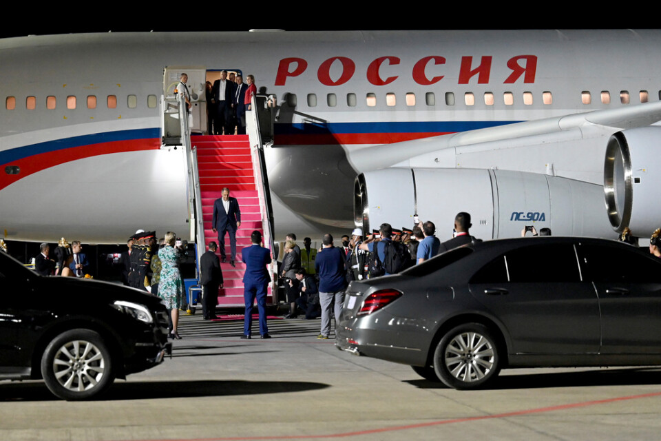 Sergej Lavrov anländer till Bali på söndagen.