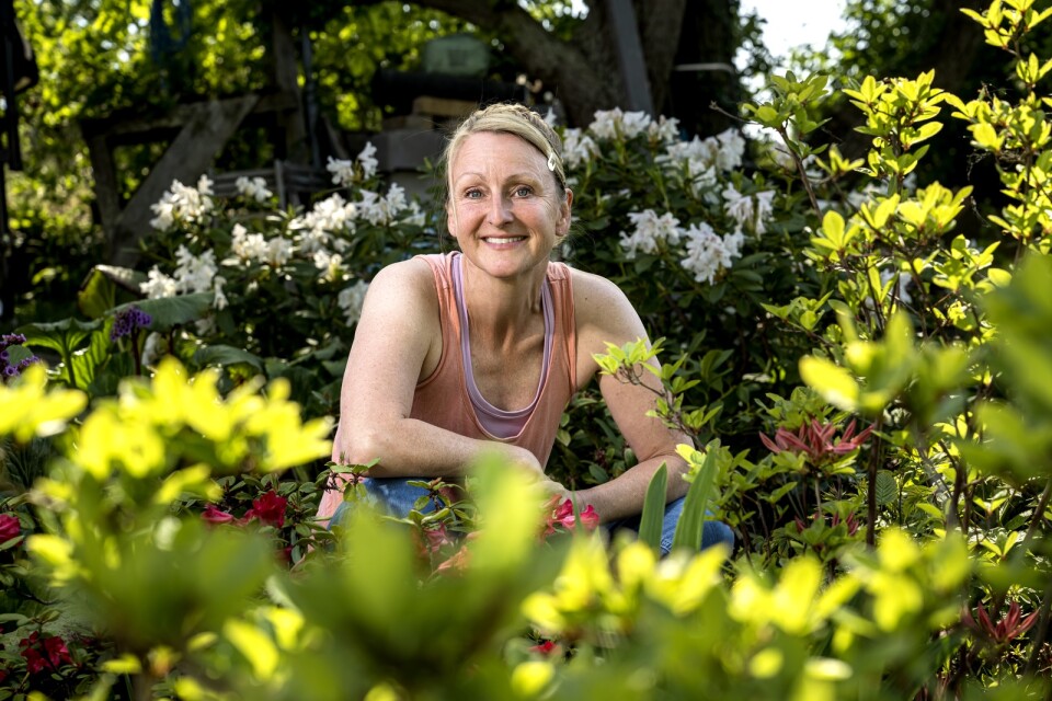 Clara Öquist är nybakad trädgårdsmästare med ett passionerat förhållande till jord och växter. Passa på att ställa din fråga inför högsäsongen i trädgården, uteplatsen eller balkongen.