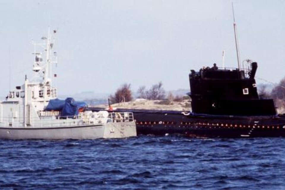 Den sovjetiska U-båten U137 har gått på grund i Gåsefjärden utanför Karlskrona. Bilden: U137 i ytläge med militärfartyg intill. Foto: Stefan Lindblom/SCANPIX
