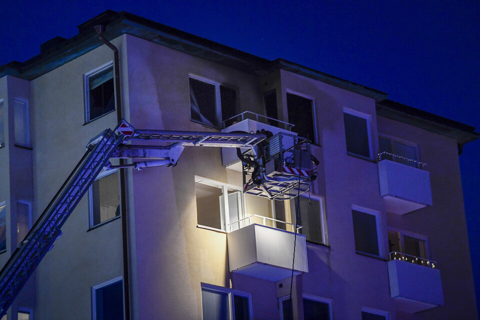 Rökdykare hjälpte två skadade personer ut ur den brandskadade lägenheten på Söder i Stockholm.