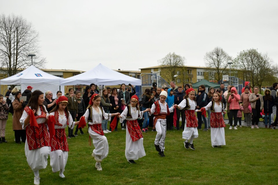 Gruppen Ardhmerija visade upp albansk folkdans på festivalen.