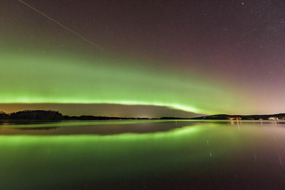 Här syns meteoren, ovanför norrskenet i övre vänstra hörnet, i Sastamala i sydvästra Finland.