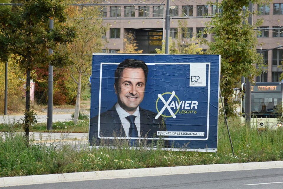 Premiärminister Xavier Bettel tycks lägga pannan i djupa veck på valaffischerna inför Luxemburgs parlamentsval. Bettel och hans liberala parti DP väntas gå tillbaka och får svårt att behålla makten.