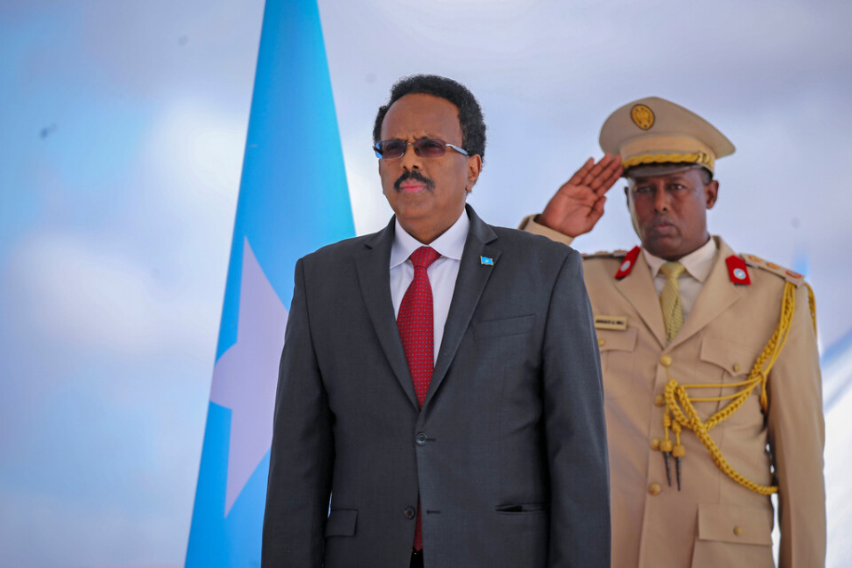 Somalias president Mohamed Abdullahi Mohamed, längst fram. Arkivbild.