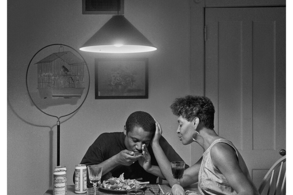 "Untitled (Eating lobster)" från serien "The kitchen table" från 1990. Pressbild.