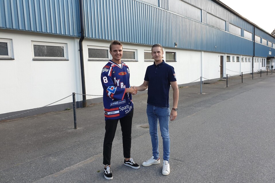 Tyringes sportchef Filip Steensbjerre hälsar Anthon Hansson välkommen.