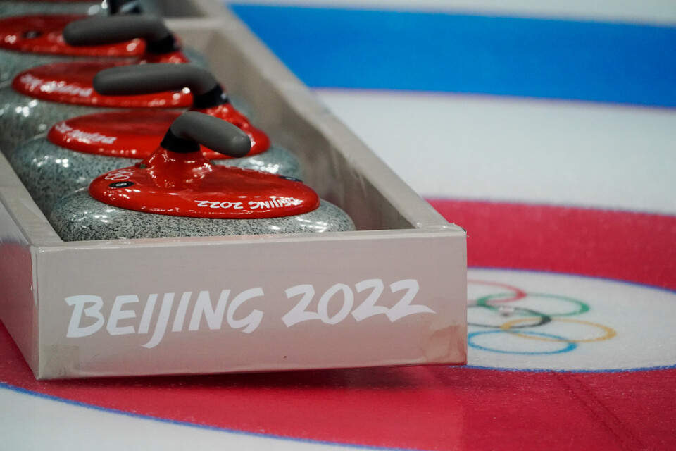 Curlingsten levererade till ett träningspass i Peking inför OS.