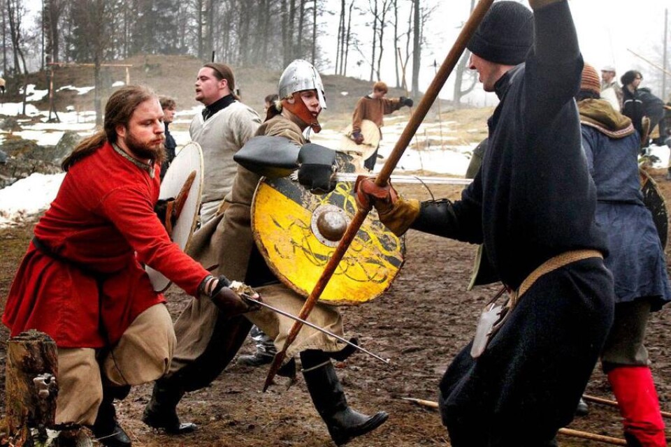Det gäller att träffa men inte skada sina motståndare i de vikingatida härkamperna.