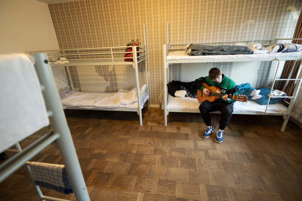 Gitarren är en av få ägodelar Oleg Mokhovyk har med sig till Malmö. Tjugoårsdagen den 1 mars firade han tillsammans med sin tvillingsyster Olga här på Migrationsverkets asylboende i Malmö.