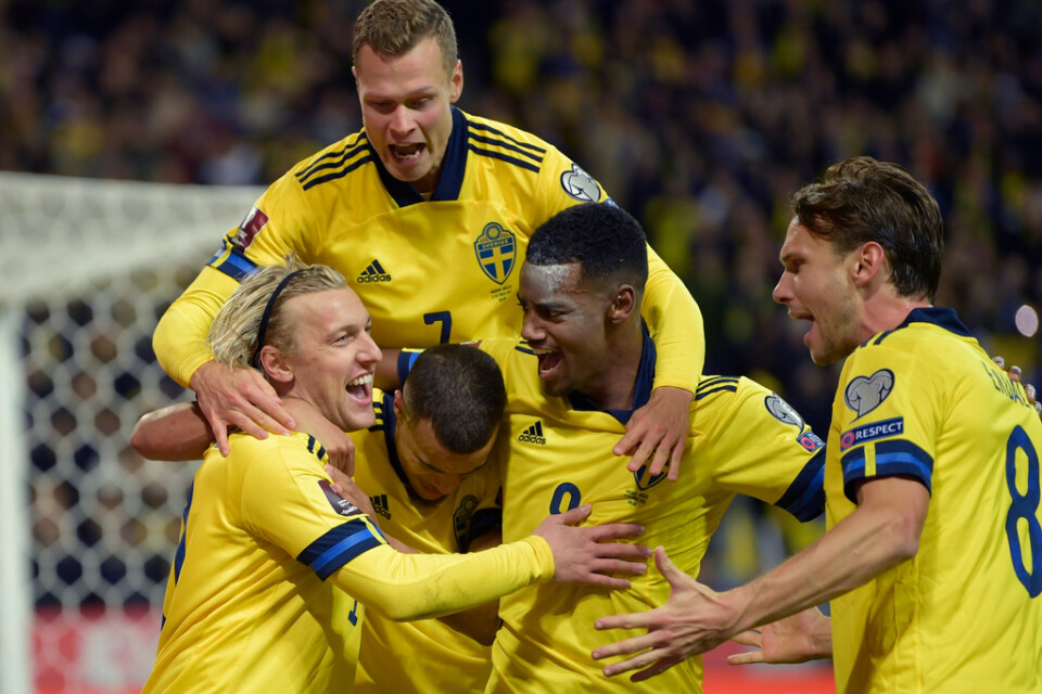 Sverigejubel efter att Emil Forsberg (tv) gjort 1-0 på straff i VM-kvalmatchen mot Grekland.