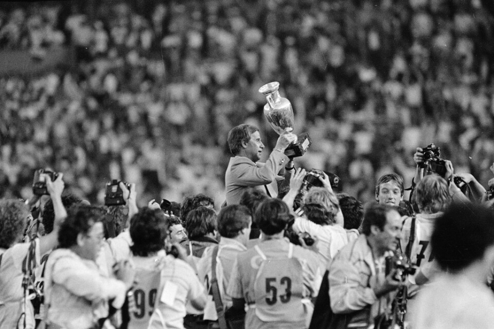 Michel Hidalgo lyfter EM-bucklan 1984, som var Frankrikes första stora titel. Arkivbild.