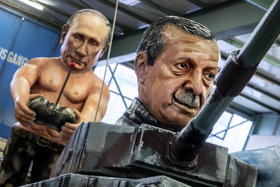 Två figurer som föreställer Rysslands president Vladimir Putin och Turkiets dito Recep Tayyip Erdogan visas upp inför en karneval i Tyskland. Arkivbild.