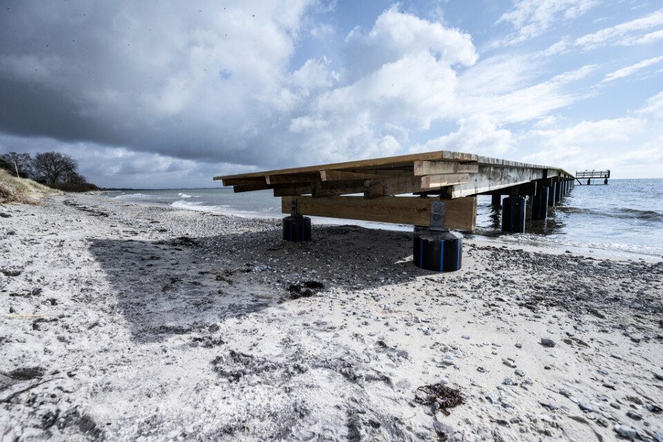 Bryggan vid Beddinge havsbad, öster om Trelleborg, har tappat kontakten med stranden eftersom sanden vid bryggans landfäste spolats ut i havet.