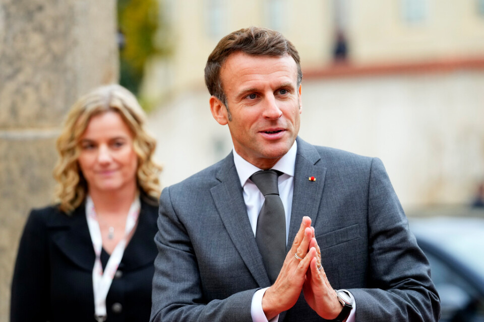 President Emmanuel Macron twittrade från toppmötet i Prag stolt om årets Nobelpristagare