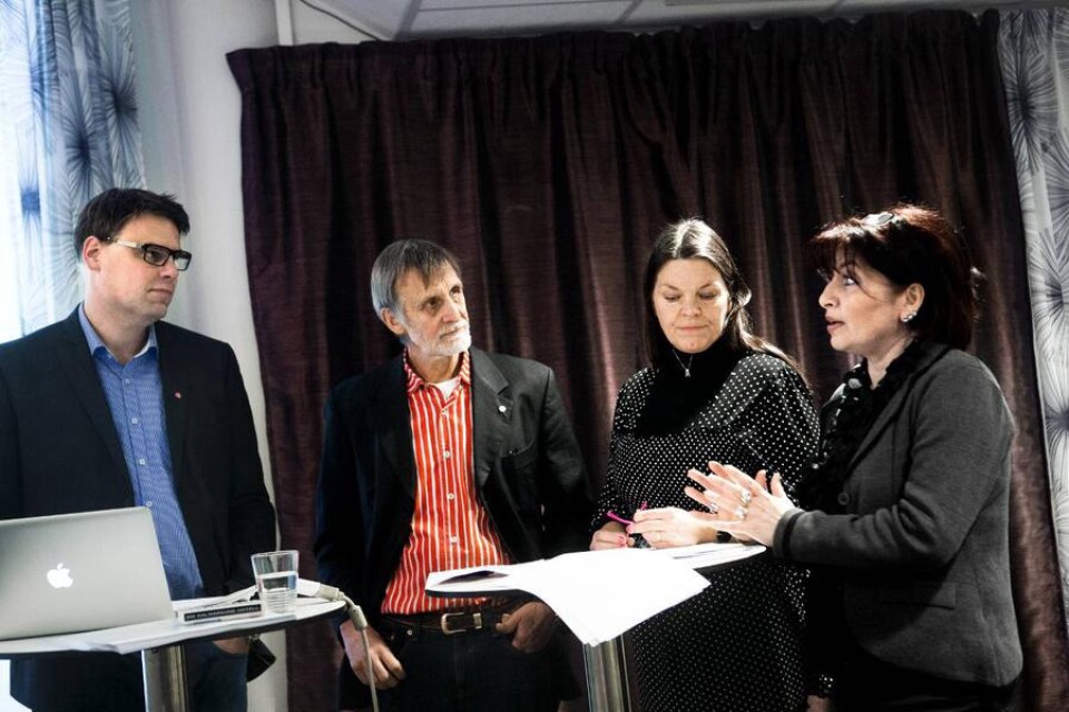 Mattias Adolfson (S), Lars Holmberg (V), Anita Wollin (C) och Dzenita Abaza (S) presentera planerna för Kalmar city. Foto: Johanna Eriksson