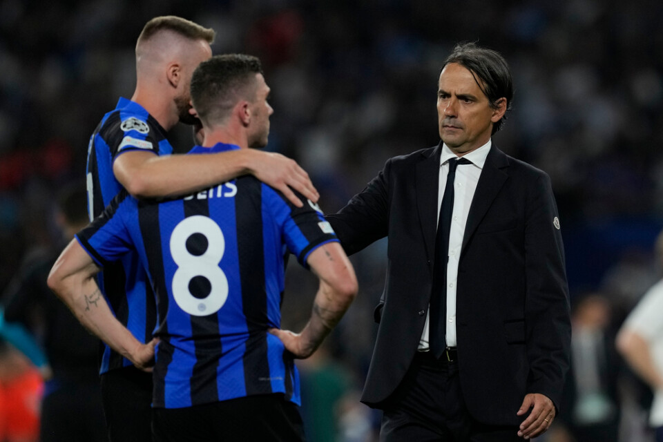 Inter Milans huvudtränare Simone Inzaghi tröstar sina spelare efter matchen.