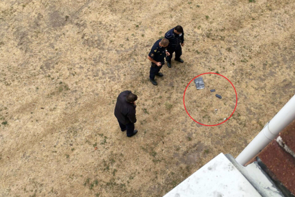 På marken utanför lägenheten hittade polisen några mobiler och cannabis.
