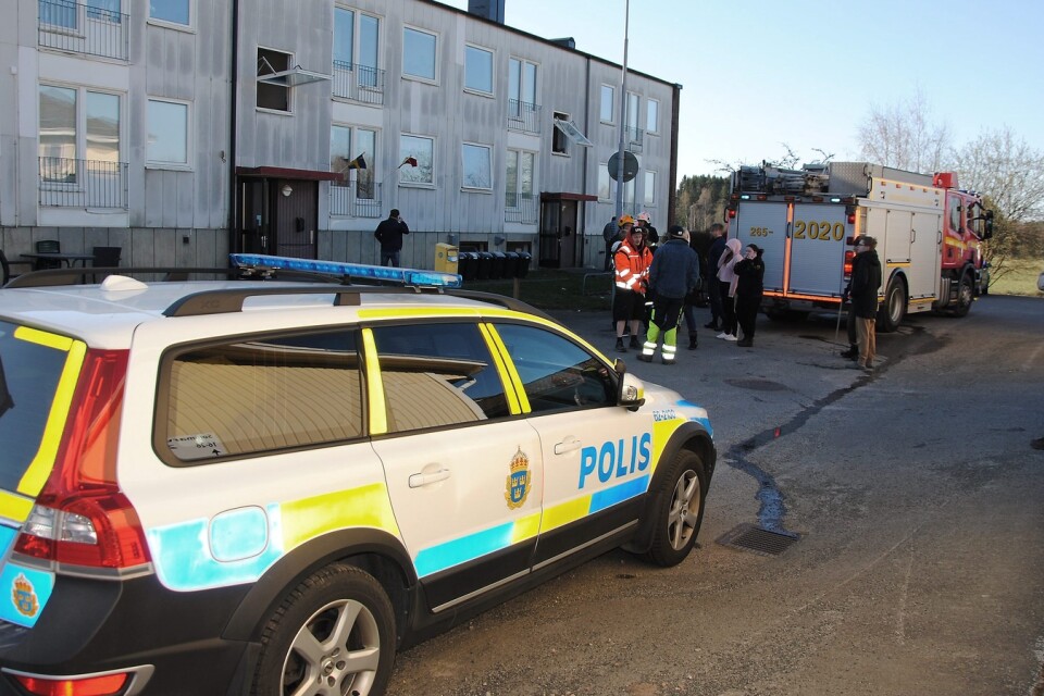 Polis och räddningstjänst var snabbt på plats efter att det för andra dagen i rad larmades om brand i samma hus på Sommarvägen i Mala. Foto: Pernilla Ekdahl/Arkiv