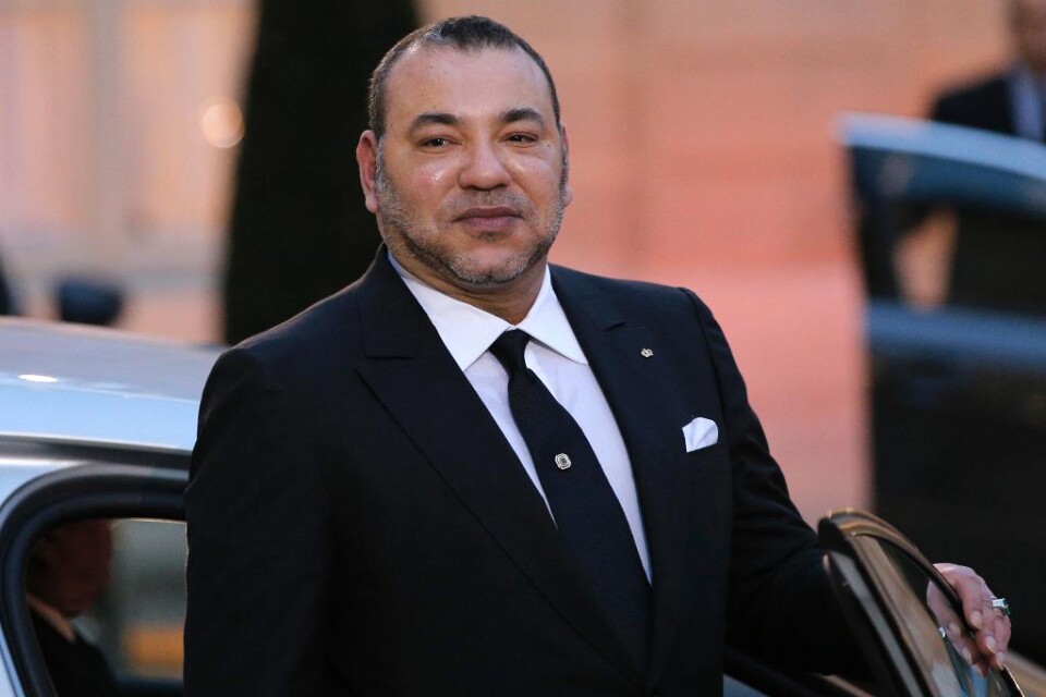 Två undersökande franska journalister har gripits misstänkta för att ha försökt utpressa Marockos kung Mohammed VI, enligt rättsliga källor i båda länderna. Journalisterna greps i Paris efter ett möte med en marockansk tjänsteman där de ska ha tagit emo