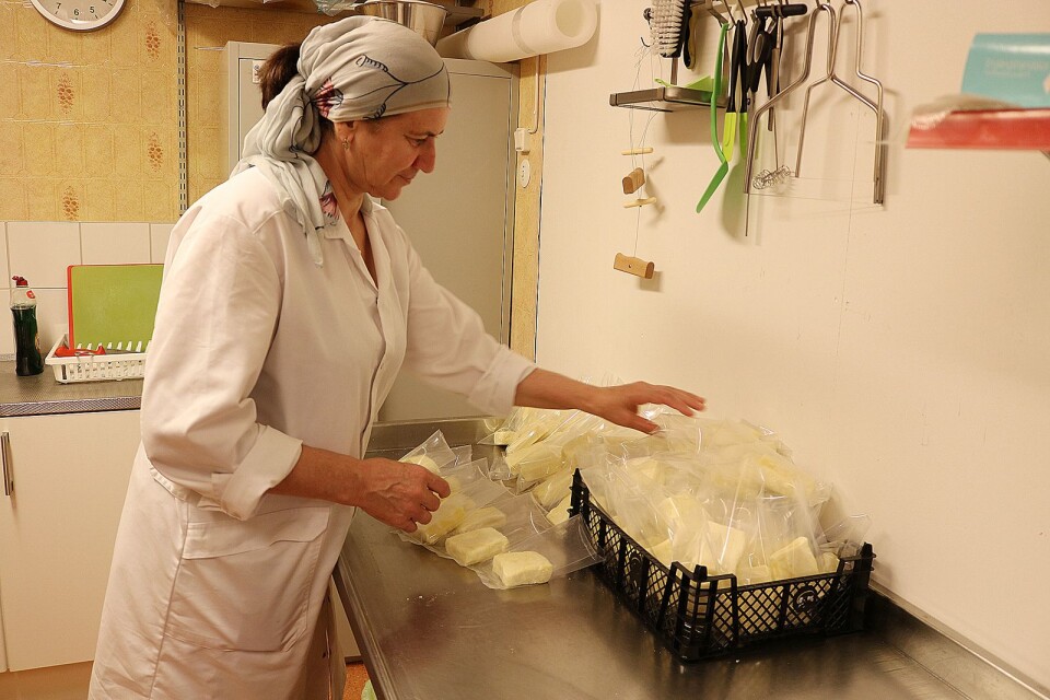 Jasita Ektumajeva arbetar sedan april hos Christer Delding på Ölands köksmejeri. ”Hon har en alldeles särskild talang när osten skall packas”.
