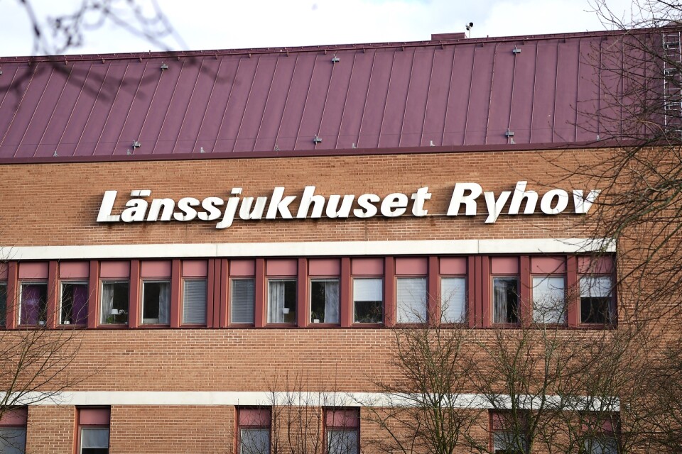 En ortopedisk vårdenhet på länssjukhuset Ryhov i Jönköping har intagningsstopp på grund av spridning av covid-19. Intagningsstoppet infördes i onsdags sedan 14 patienter och lika många ur personalen smittats.
