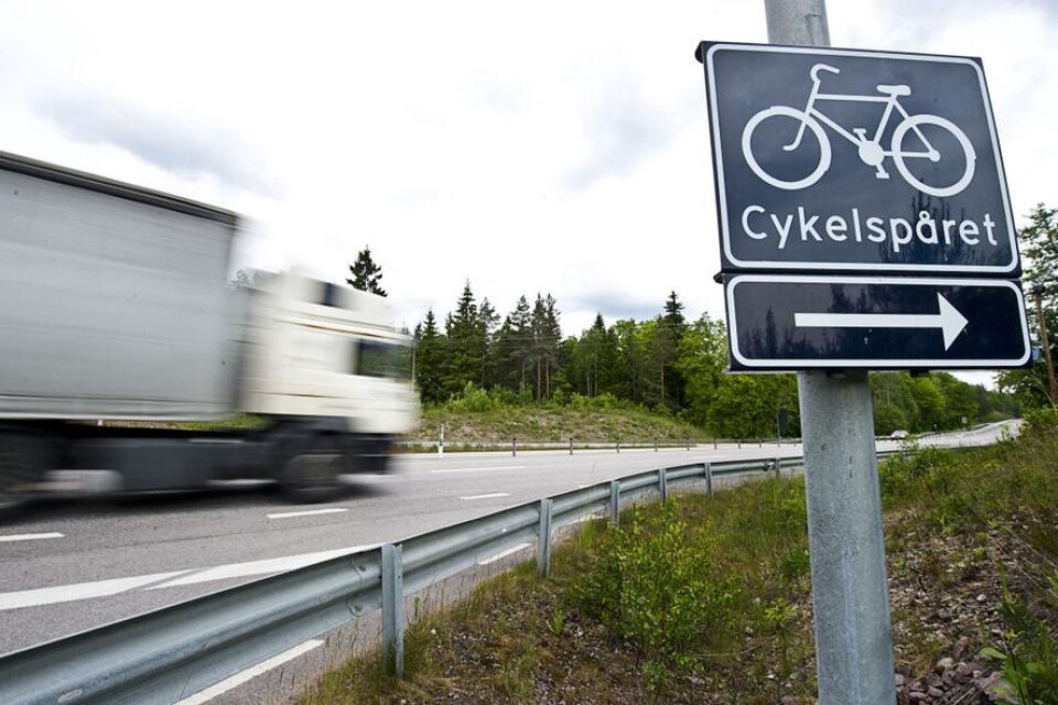 Vid utfarten från Saltvik till E22 fortsätter cykelspåret på två plus ett-vägen. Att cyklisterna ska behöva färdas där är inte optimalt, det är både cyklister och Trafikverket överens om men någon ny cykelväg finns det inga pengar till. Foto: Daniel Svensson