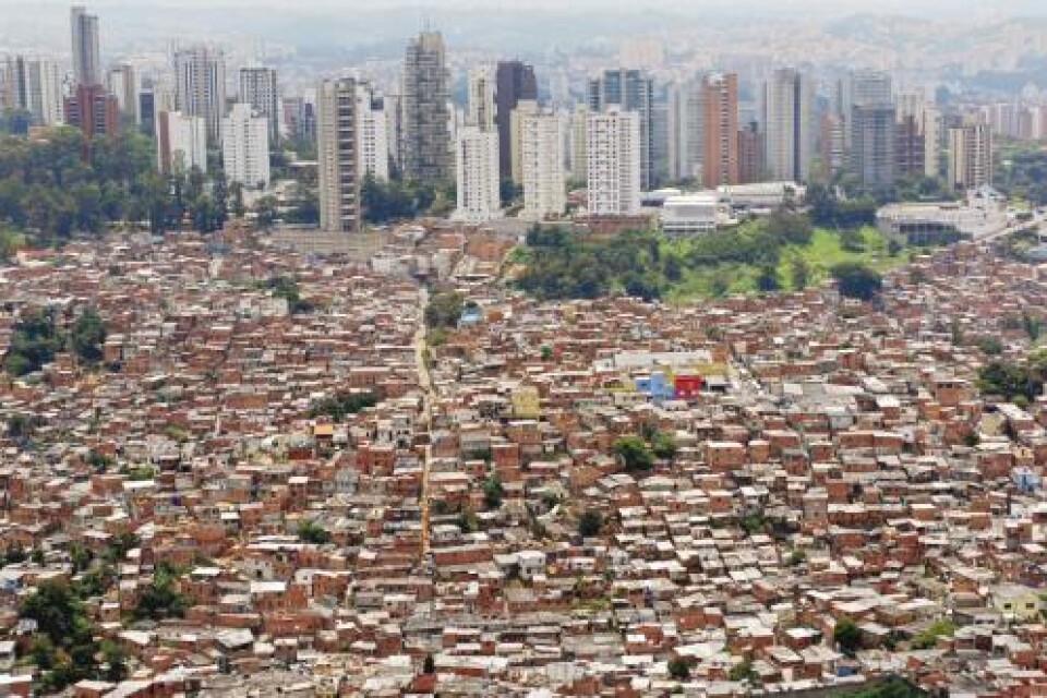Skilda världar. Sao Paulos största kåkstad, Favela Morumbi, gränsar till stadens rikaste stadsdel, Morumbi.