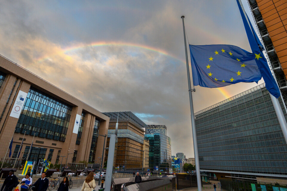 EU-flaggan vajade på halv stång för Storbritanniens drottning Elizabeth när EU-ländernas energiministrar samlades till extrainsatt krismöte i Bryssel.