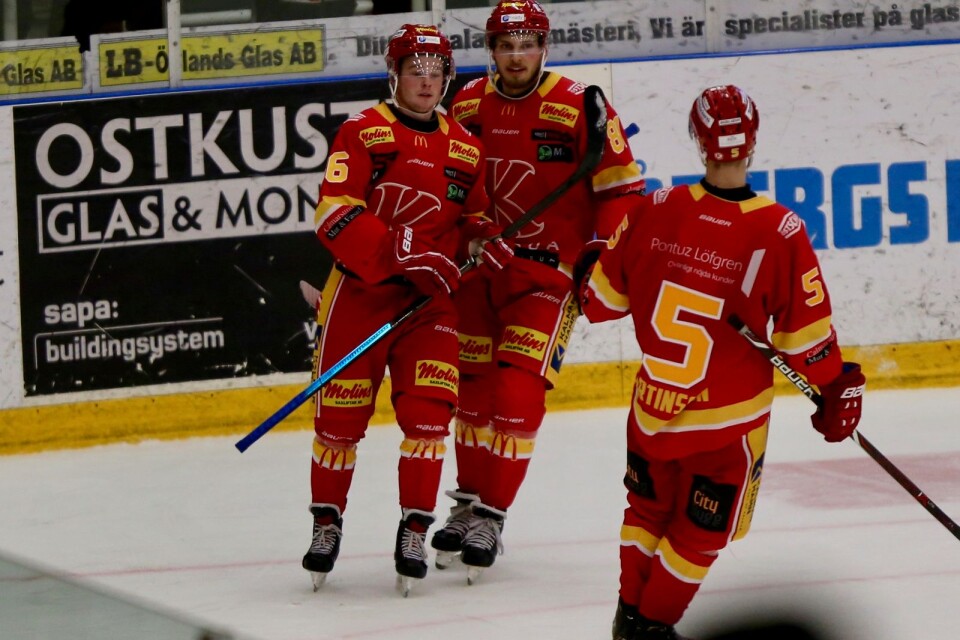 Jesper Sellin, Sebastian Ottosson och Ludvig Martinsson firar efter 4–1-målet i tredje perioden.