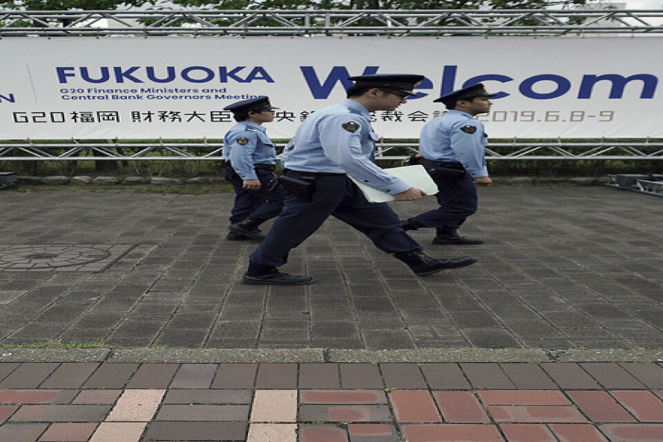 Poliser nära den plats där G20-ländernas finansministrar möts i Fukuoka i västra Japan.