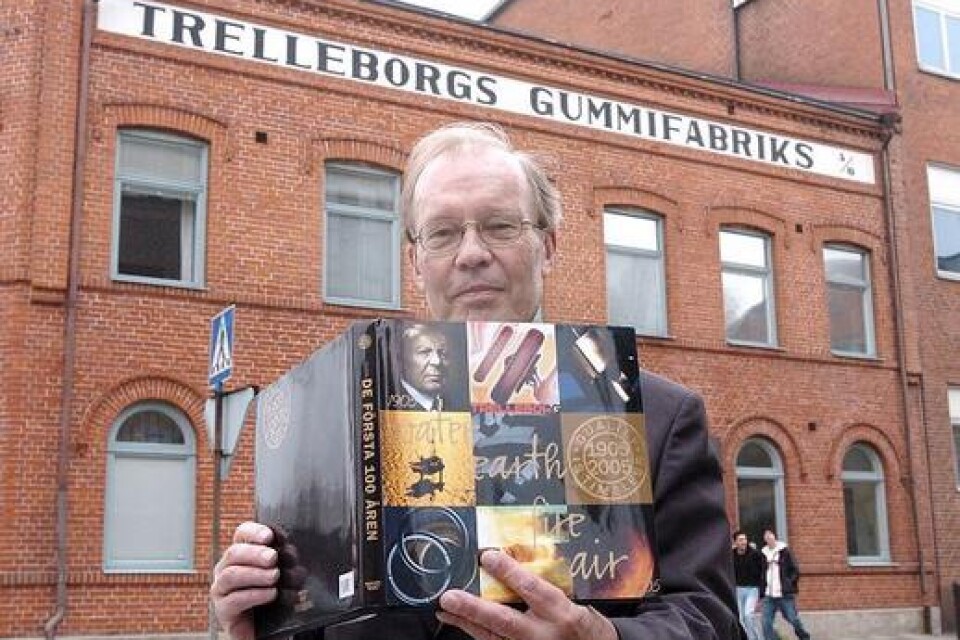 Givande arbete med boken om Trelleborg AB. Här ses Carl Aspegren, som haft stor hjälp av Agneta Ulfsäter-Troell.BILD: CLAES NYBERG