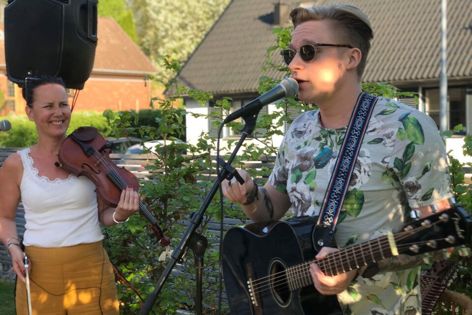 Redan i söndags körde Emil Gullhamn och Anna Mogren den nya singeln vid en fest hemma i Anna Mogrens trädgård. Foto: Privat