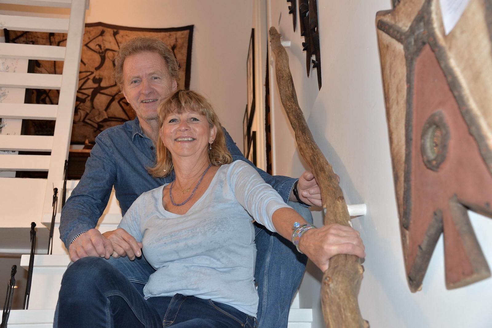 Sven Zetterlund och Linda Rasmussen tar emot gäster i sitt eget boningshus. Karibu sana! (Mycket välkomna!)Foto: Tina L Bengtsson